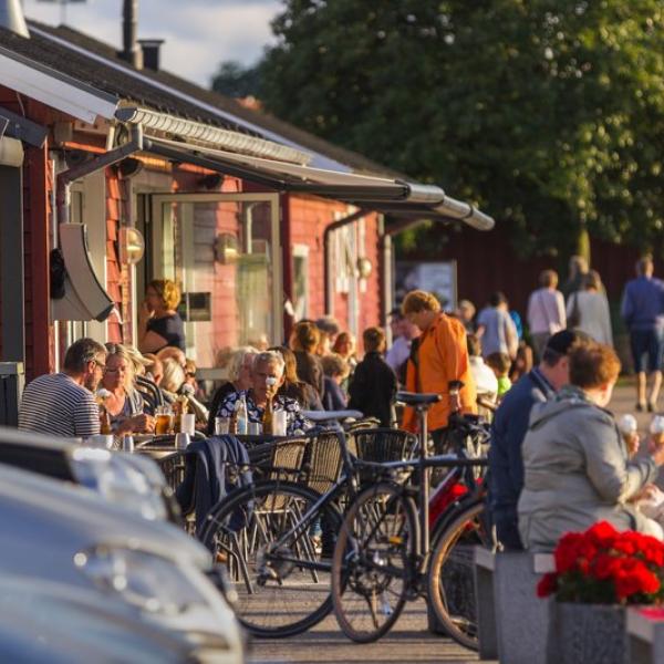 Besøgende ved Havnens cafe og isbar i Juelsminde