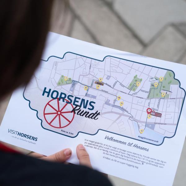 barn holder skattekort til familieaktiviteten Skattejagten Horsens Rundt