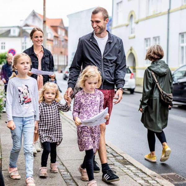 Familie på skattejagt i Odders gader - en del af Destination Kystlandet