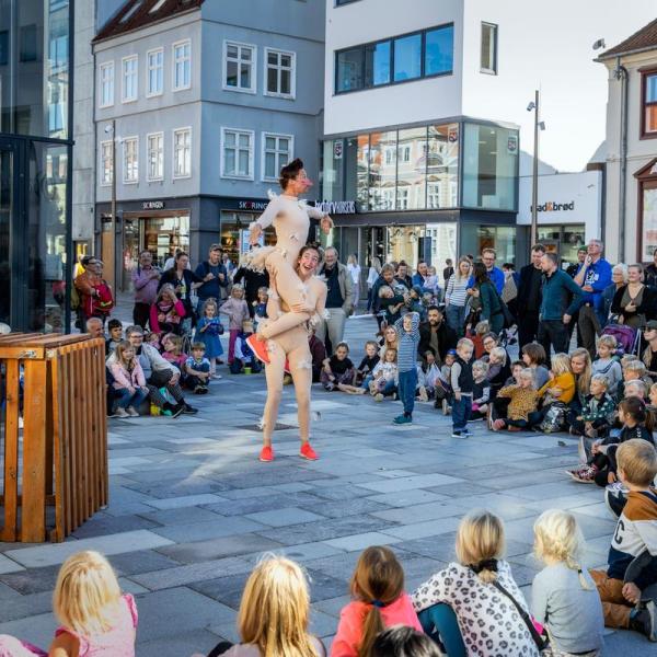 Teaterforestilling på Søndergade i Horsens under teaterfestivalen 2019