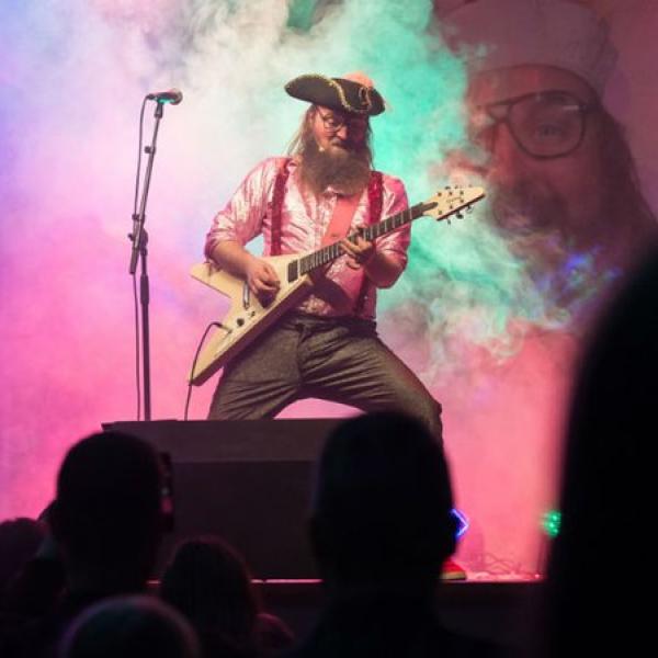 Onkel Reje børnekarakter optræder på teater i Horsens med guitar