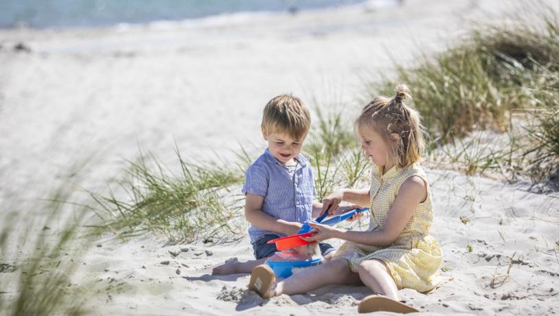 Børn leger i sandet på Saksild Strand