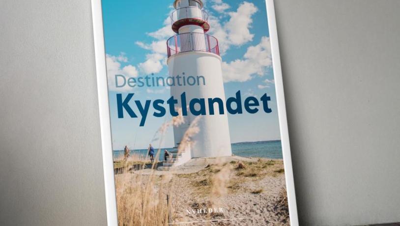 Plakat med Destination Kystlandet og Træskohage Fyr