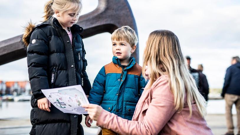 Mor og to børn på skattejagt i Juelsminde