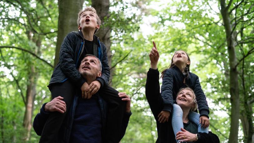 Familie går rundt i Staksrode skov