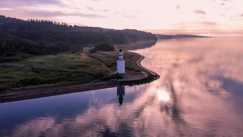 Udsigt med fjord og fyrtårn i området ved Hotel Vejlefjord