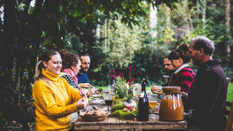 Gæster nyder frokost i naturen Sondrup B&B