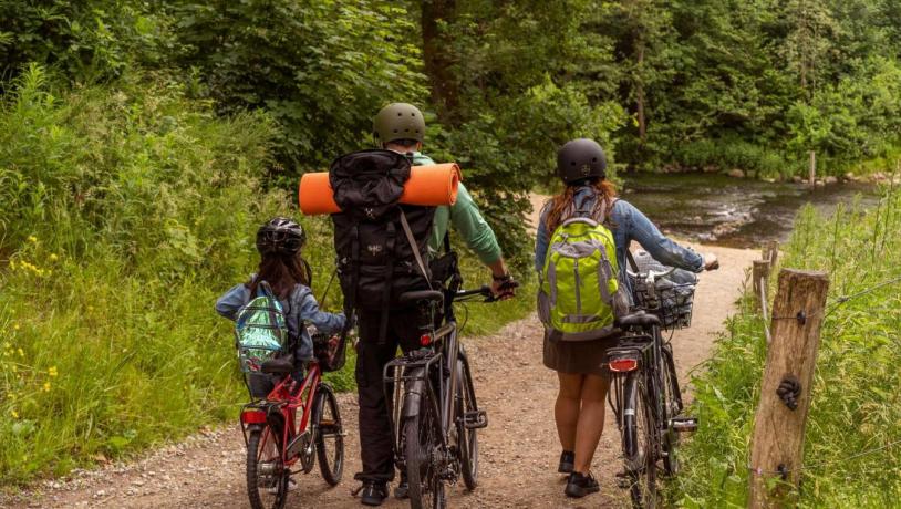 Familie på cykeltur på banestien