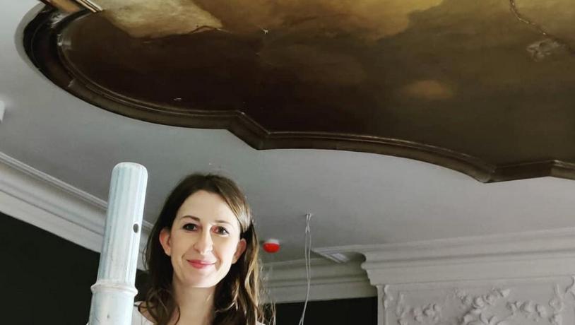 En ekspert igang med at restaurere loftmalerier på Jørgensens Hotel i Horsens - en del af Destination Kystlandet