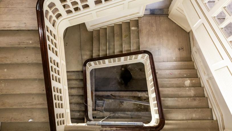 Kig ned i trappeskakten i forbindelse med restaureringen af trappen på Jørgensens Hotel i Horsens - en del af Destination Kystlandet