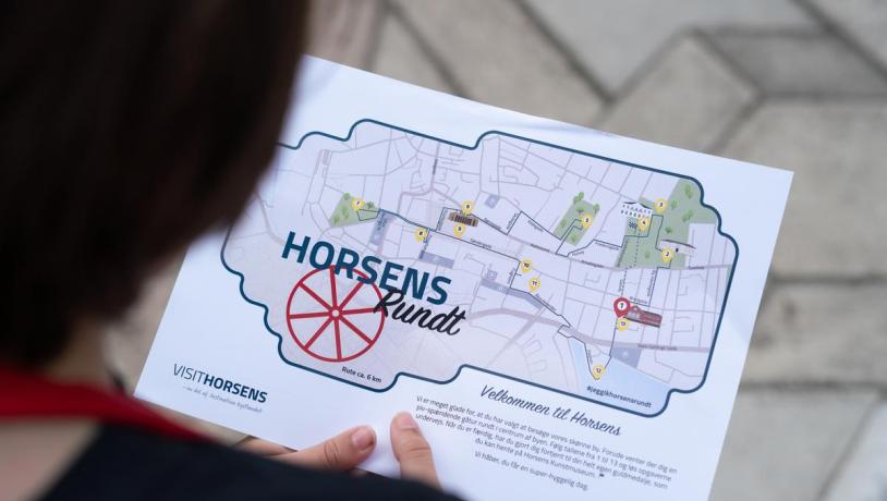 barn holder skattekort til familieaktiviteten Skattejagten Horsens Rundt