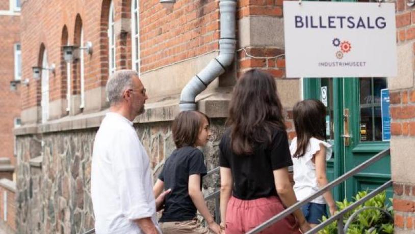 Børnefamilie afsted med to børn på Industrimuseet  i Horsens