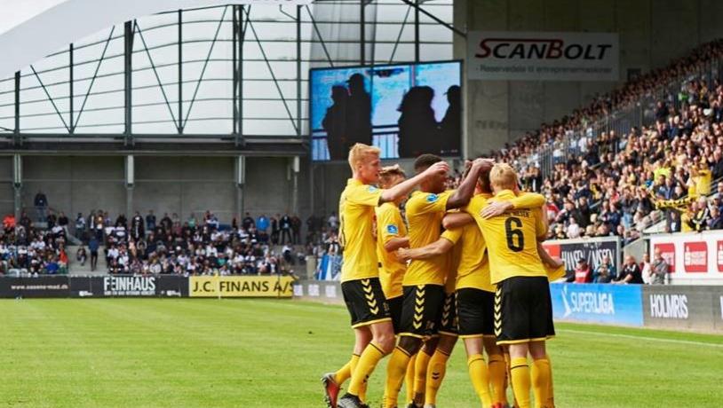 AC Horsens spillere fejrer mål 
