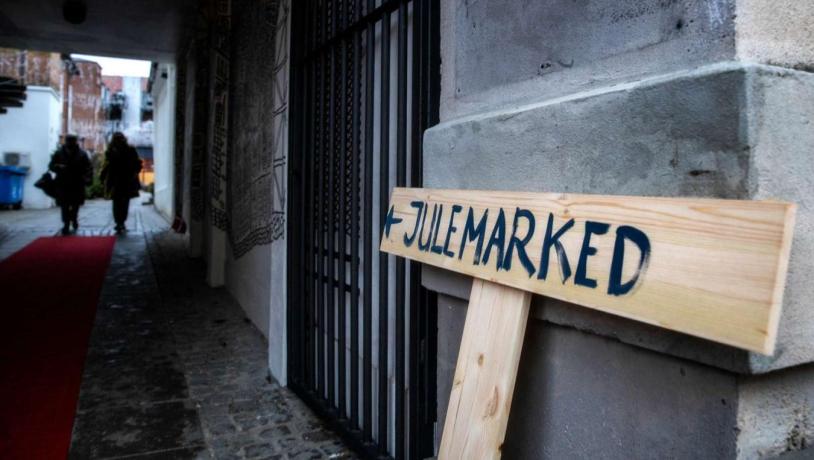 Skilt mod Julemarked i passagen i Horsens
