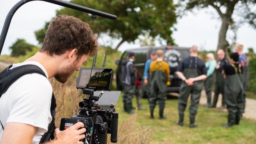 Kameramand filmer en gruppe på tang safari på Endelave 
