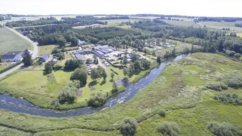 Luftfoto af Gudenå Camping nær Brædstrup