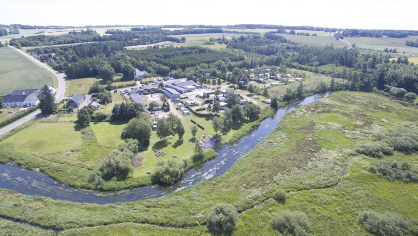 Luftfoto af Gudenå Camping nær Brædstrup