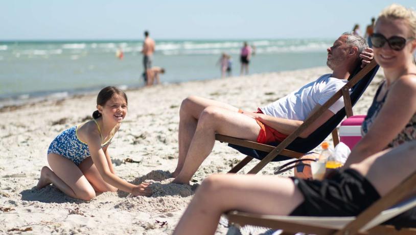 Familie på Saksild Strand (1600 px)