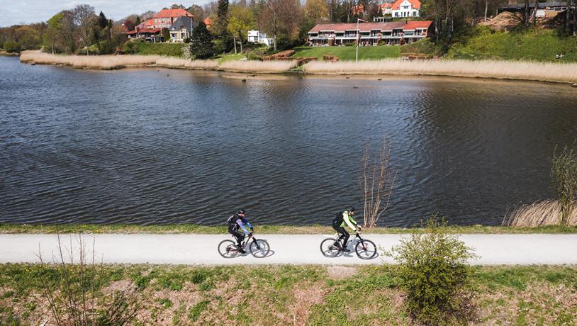 to personer cykler på cykelsti ved Horsens Fjord