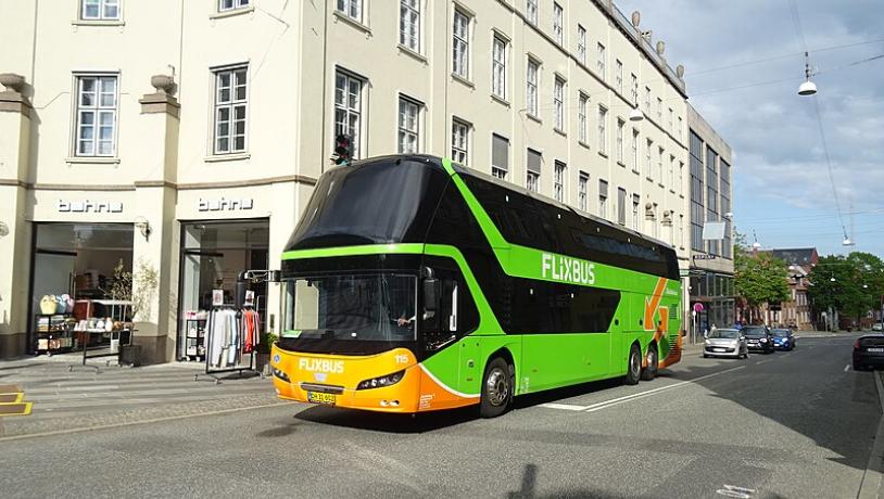 En dobbeltdækkerbus fra Flixbus