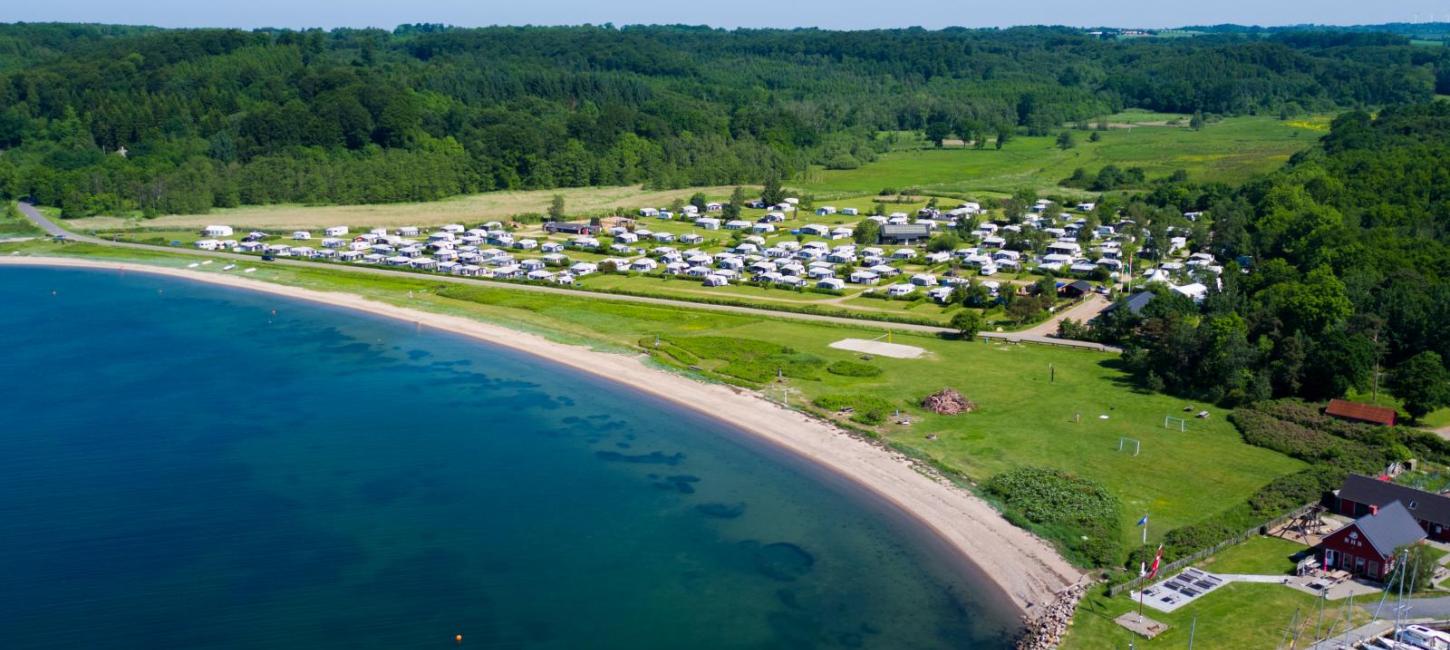 Campingplads ved vandet i Kystlandet i Denmark