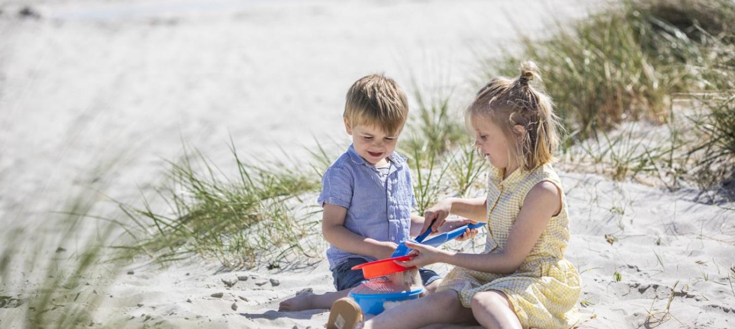 Børn leger i sandet på Saksild Strand