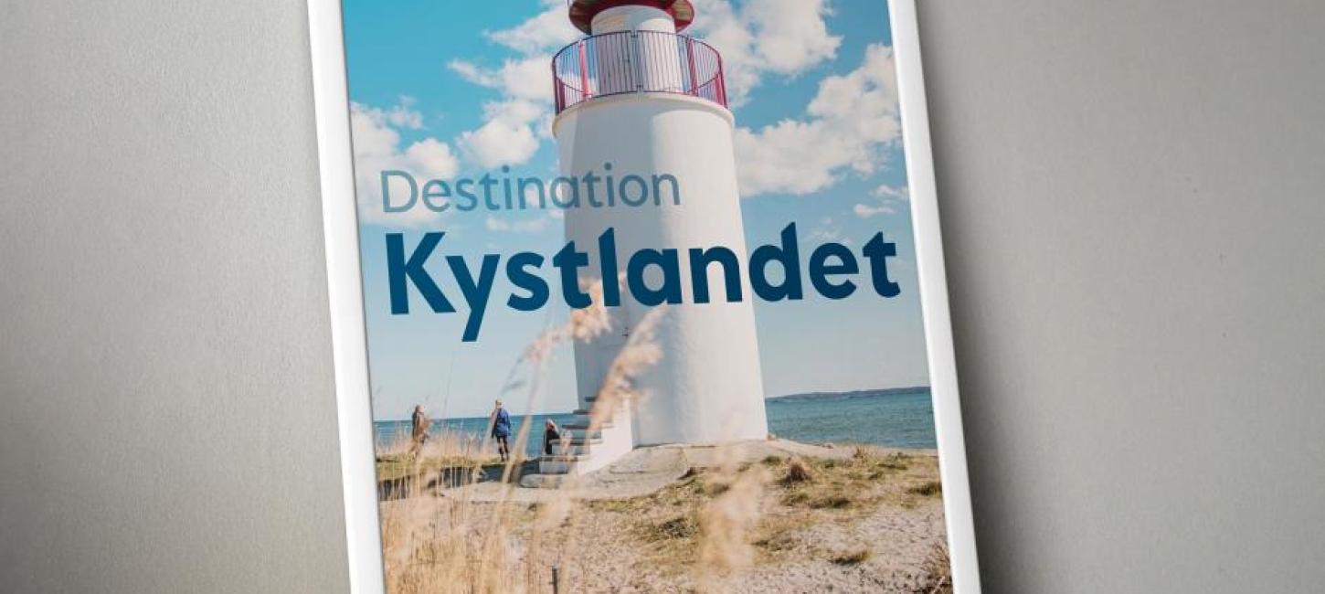 Plakat med Destination Kystlandet og Træskohage Fyr