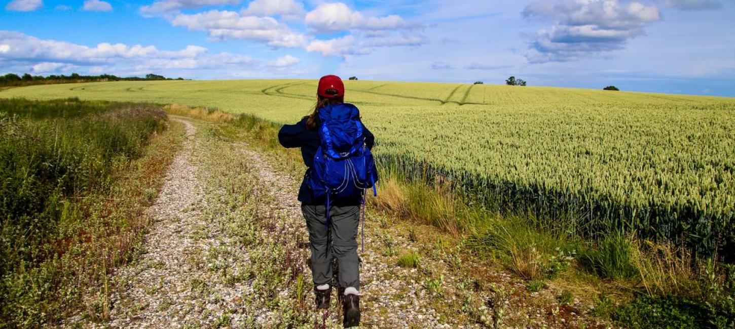 backpacker går på Banestien Odder-Horsens