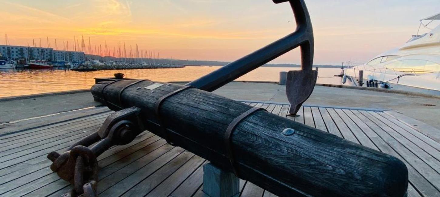 Fregatten Jyllands Anker ligger på Juelsminde havn