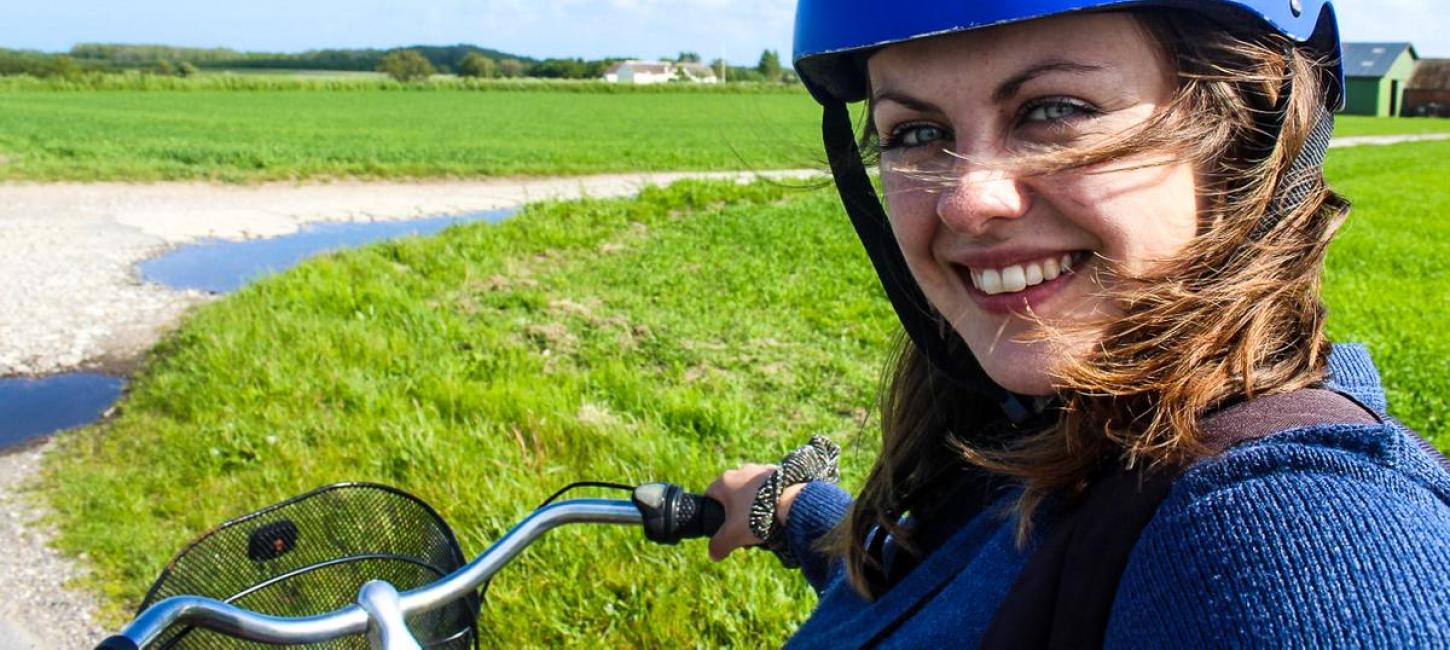 Rejseblogger Melissa Villumsen på cykel på Endelave