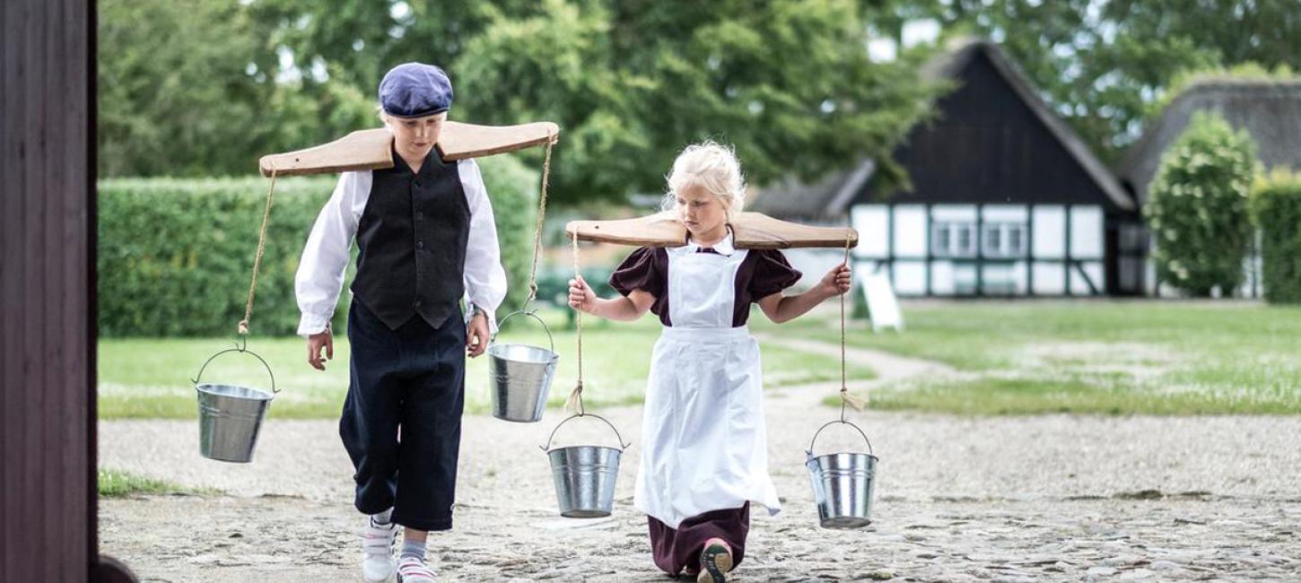 Børn klædt ud på Glud Museum