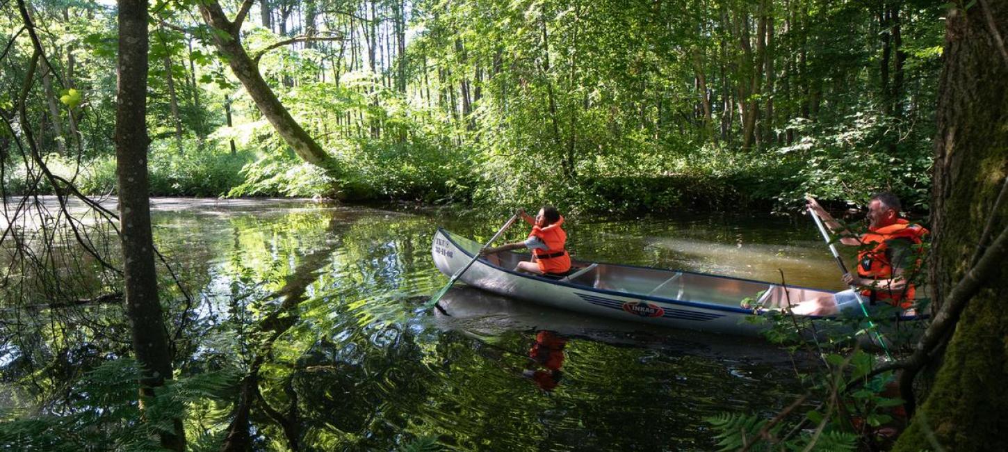 to sejler i kano på gudenåen ved klostermølle