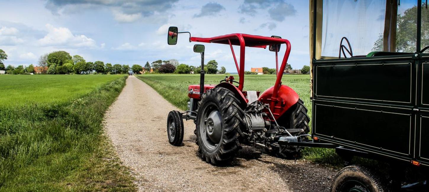 Rød traktor på Hjarnø