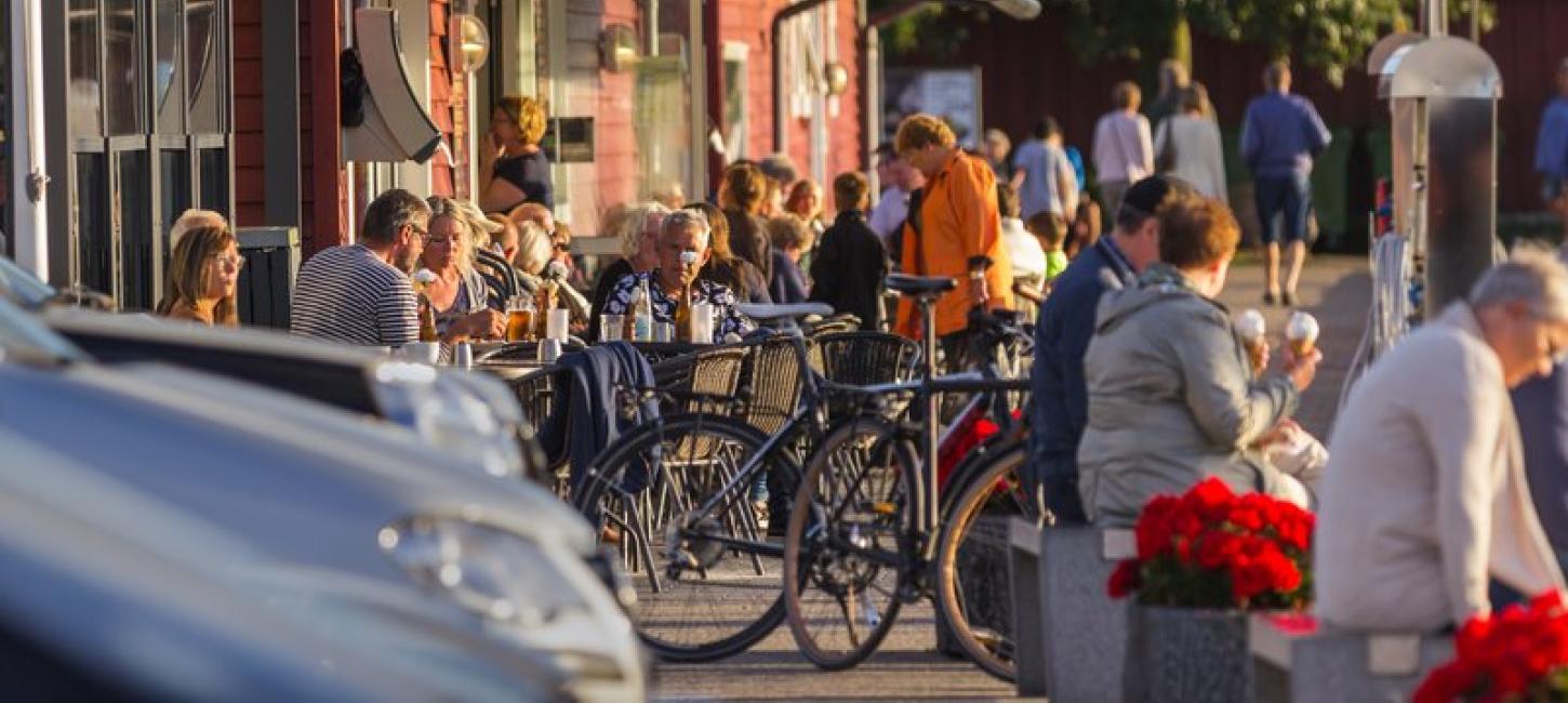 Besøgende ved Havnens cafe og isbar i Juelsminde