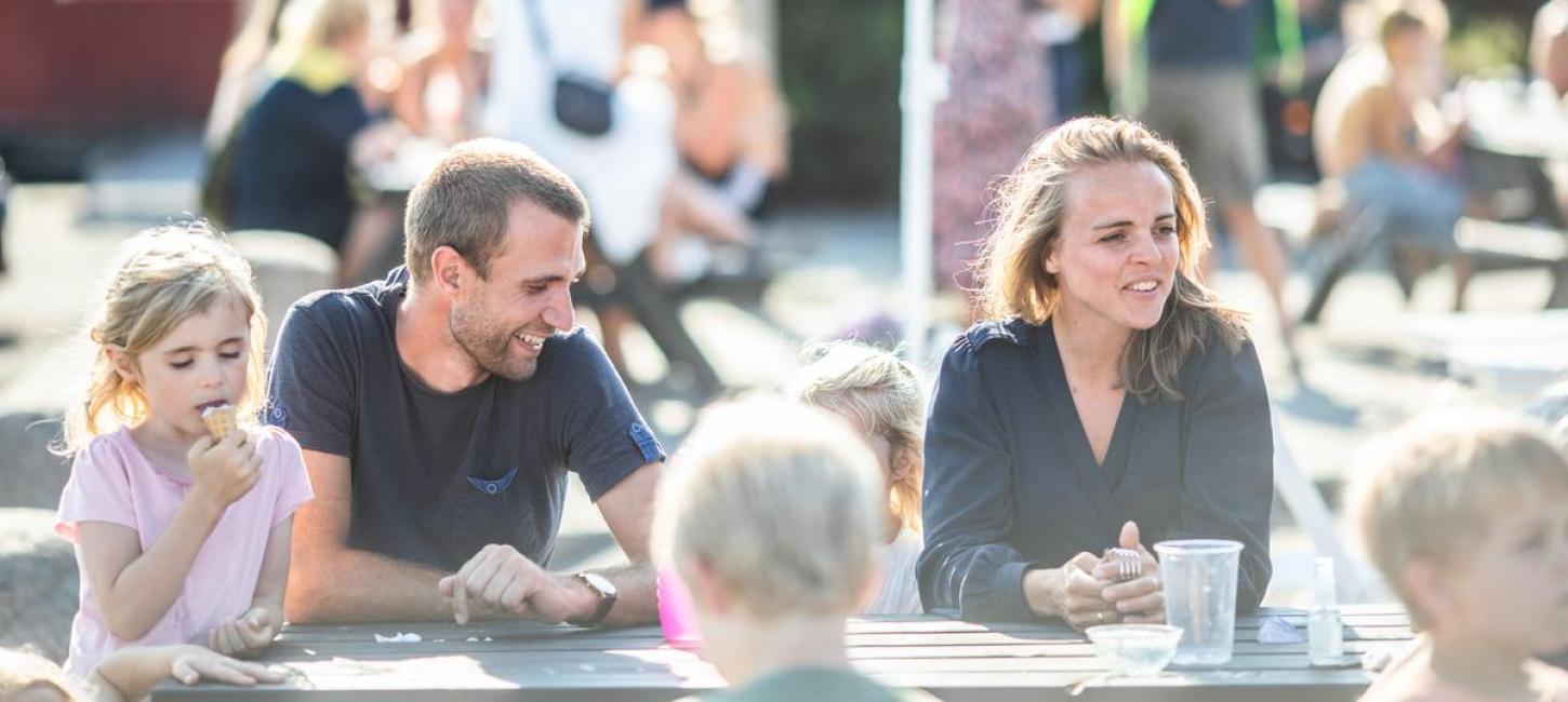 Familie spiser is fra Mosters ishus i Hou