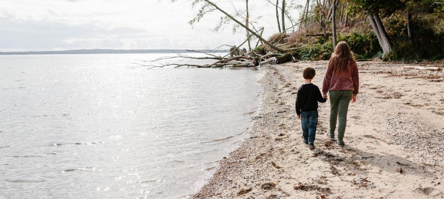 Børn går på Stenhøj strand