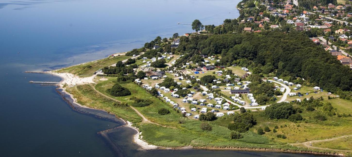 Luftfoto af Husodde ved Horsens Fjord med Husodde strand og Horsens CIty Camping