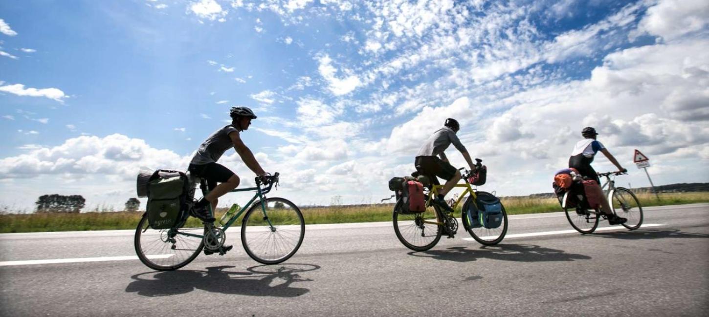 Tre cyklister på cykelferie i Kystlandet