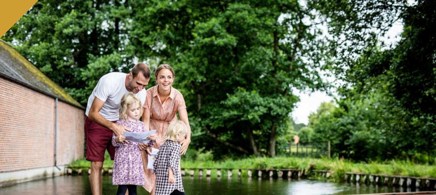 Familie på skattejagten Odder Rundt - en af fire skattejagter i Destination Kystlandet