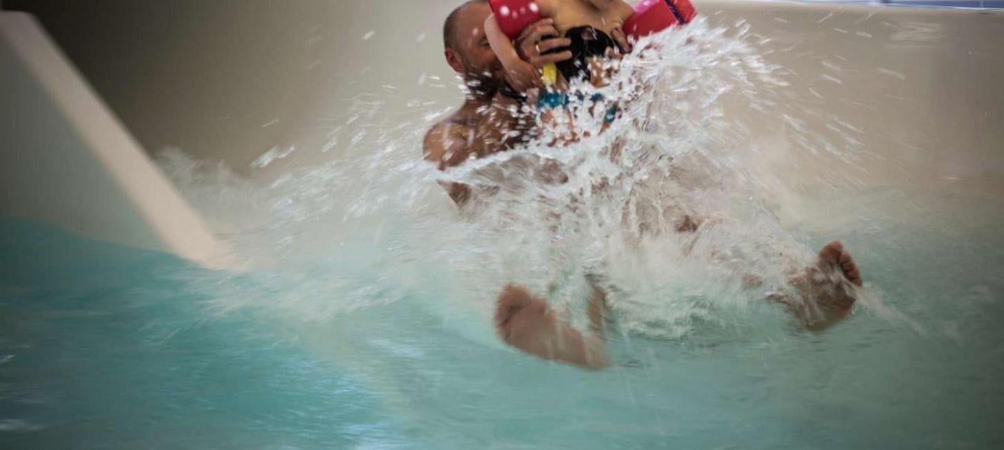 Far og datter kommer flyvende ud af vandrutchebanen i Vandhalla i Hou