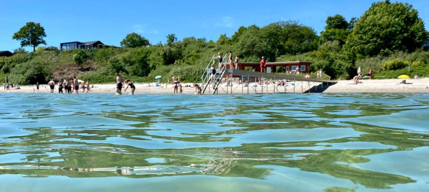 Lækkert badevand ved Rude Strand ved Odder-kysten - en del af Destination Kystlandet