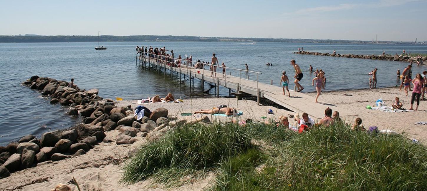 Badebro på Husodde Strand ved Horsens i Destination Kystlandet