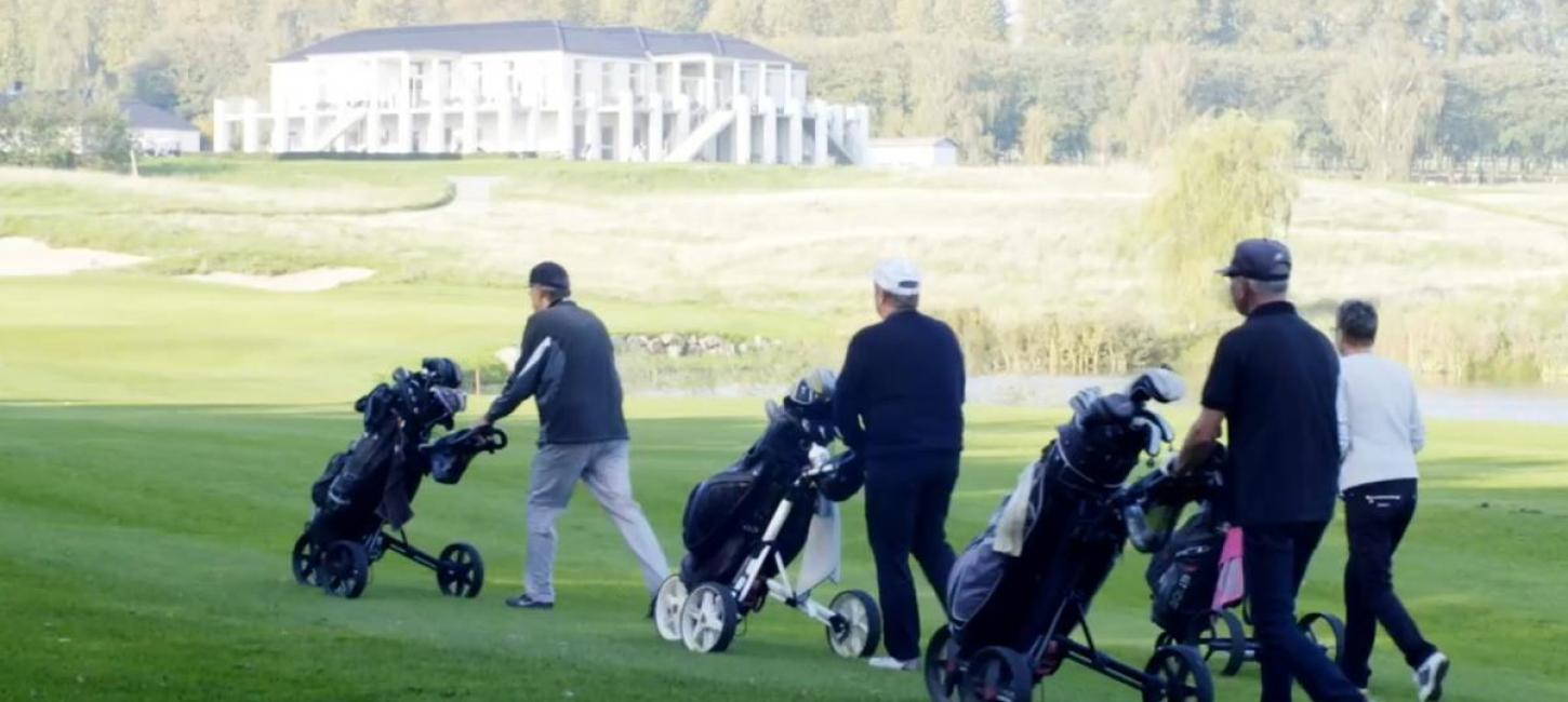 Fire golfspillere på banen i Stensballe Golfklub