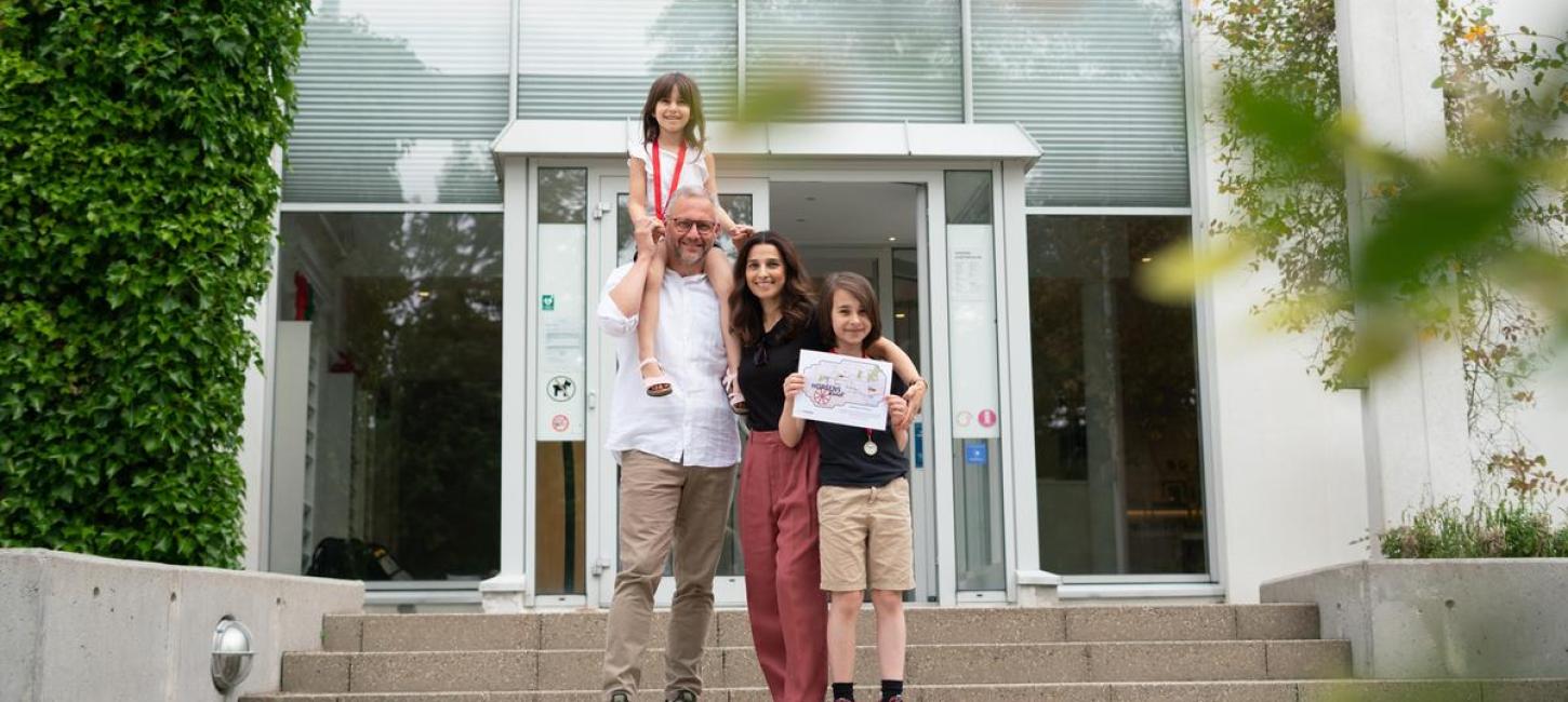 Børnefamilie afsted på sjov familieaktivitet Skattejagten Horsens ved Kunstmuseet