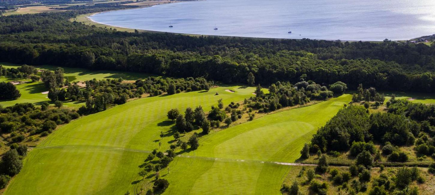 Kystnære greens i Juelsminde Golfklub - en del af Destination Kystlandet