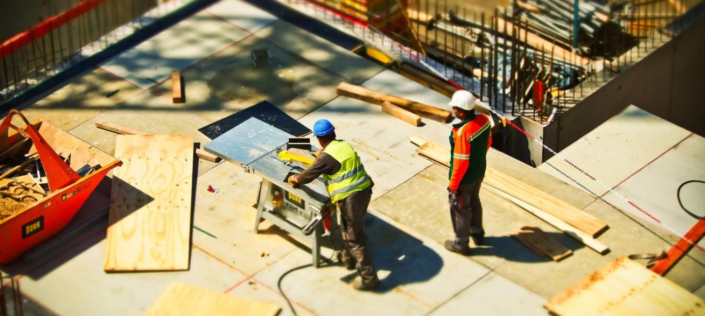 To arbejdere på en byggeplads