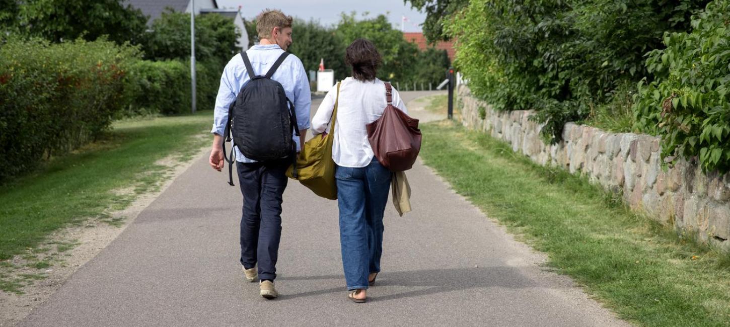Par går langs vej på Tunø - en del af Destination Kystlandet