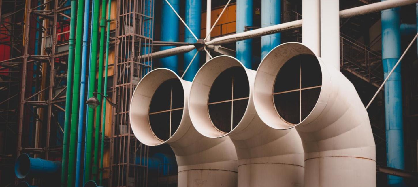 Tre ventilationskanaler på en fabrik