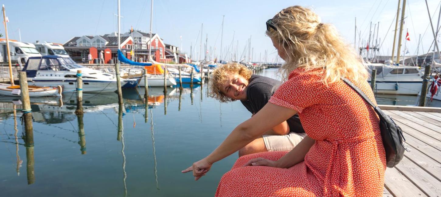 Par hygger sig på havnen i Danmarks hyggeligste havneby, Juelsminde - en del af Destination Kystlandet