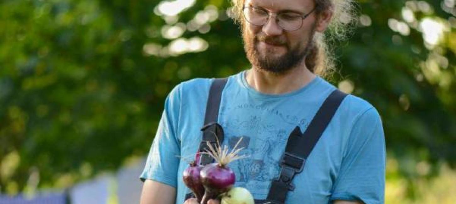 Søren Sørøver fra Brandbygegaard viser fine nyhøstede løg fram i haven nær Alrø i Odder